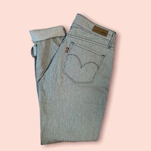 Low rise Levi’s perfect for any occasion . Pinstripe detail